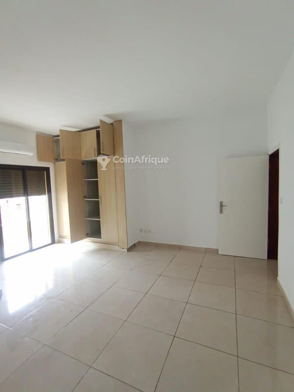 location appartement de standing 4 pièces + dépendance sur 300 m2 - cocody riviera m'badon — photo 5