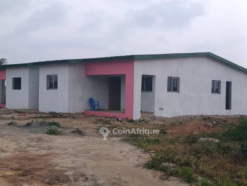 Vente villa basse de 4 pièces à bingerville derrière mère et enfant à adjin