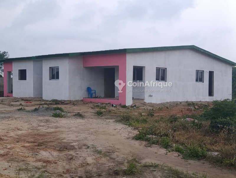 Vente villa basse de 4 pièces à bingerville derrière mère et enfant à adjin — photo 4