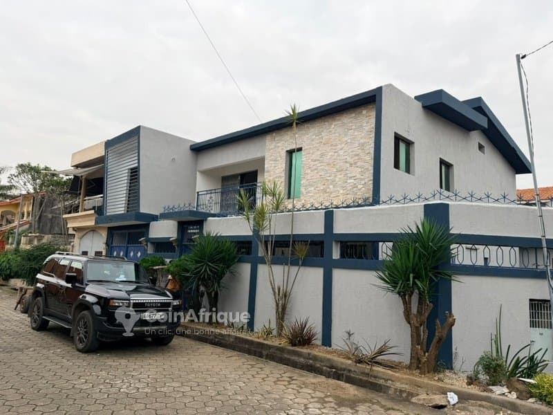 Location villa duplex de 7 pièces à cocody angre 8eme tranche cité soleil 3