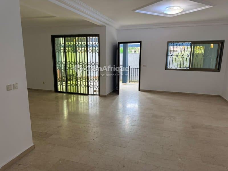 Location villa duplex de 7 pièces à cocody angre 8eme tranche cité soleil 3 — photo 4