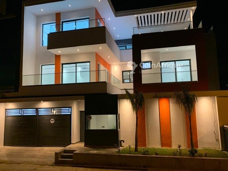 Vente villa duplex de 6 pièces à cocody angre nouveau chu non loin de la cité gestoci et de la voie y4