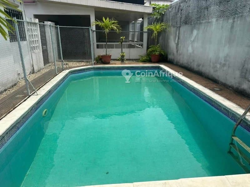 Location villa basse de 5 pièces à cocody rivera 3 dans une zone résidentielle