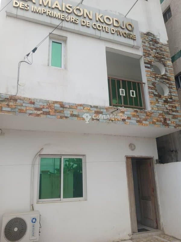 Vente villa triplex de 5 pièces à cocody angre nouveau chu djorobite1