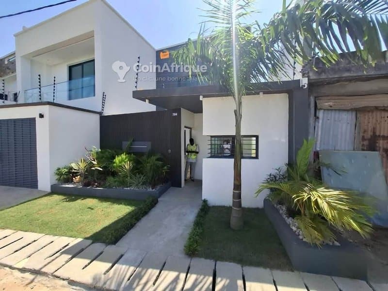 Location villa 6 pièces à Cocody Rivera 4 Cité Sinakassi 2