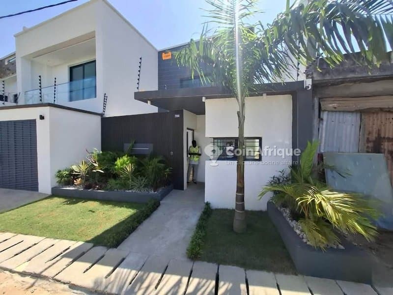 Location villa 5 pièces à Cocody Riviera 4 Cité Sinakassi 2