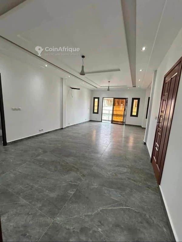 Location appartement 3 pièces à cocody non au 1er étage
