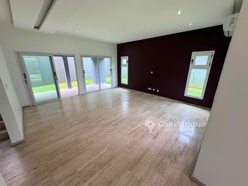 Location villas duplex 6 pièces - Cocody angré 7iem tranche avec piscine commune
