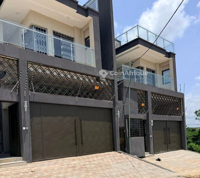 Location villa triplex 6 pièces à Bingerville