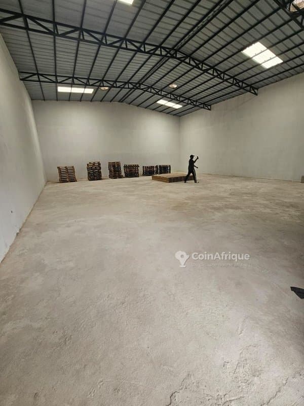 Location entrepôt avec mezzanine et des bureaux a faya