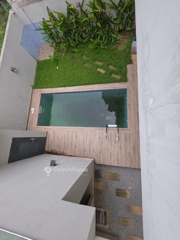 Location villa duplex de 6 pièces à cocody rivera attoban dans une cité