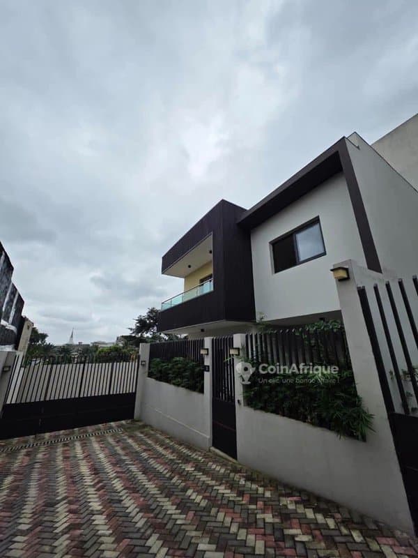 Location villa duplex de 6 pièces à cocody rivera attoban dans une cité — photo 2