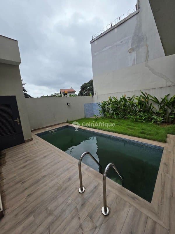 Location villa duplex de 6 pièces à cocody rivera attoban dans une cité — photo 3