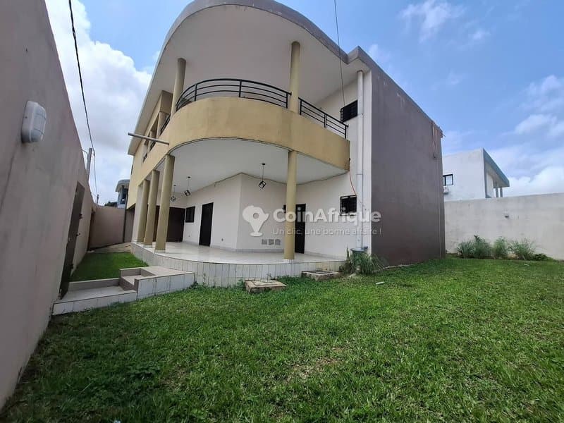 Location villa duplex de 7 pièces à cocody angre château cité orange