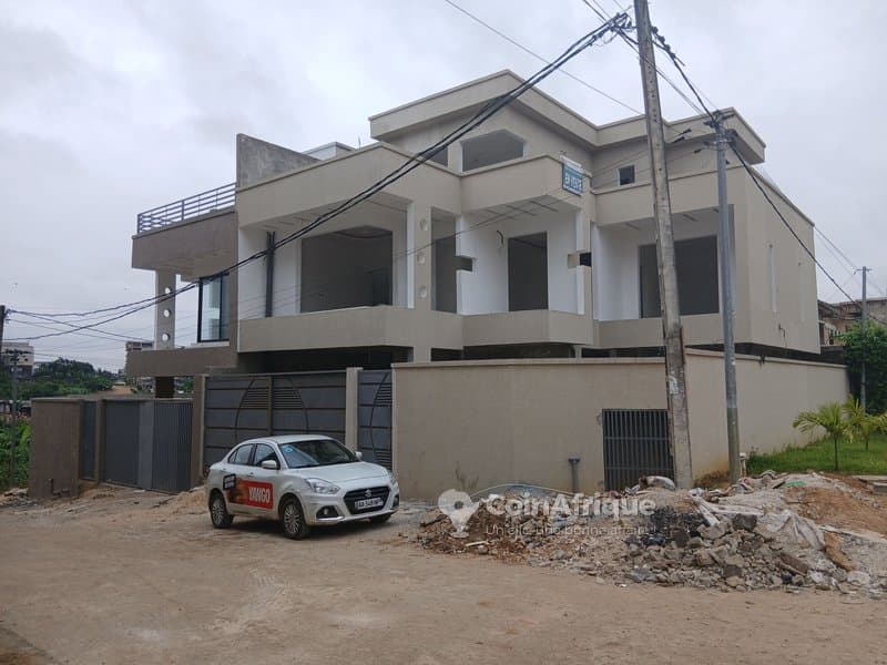 Location villa triplex de 8 pièces - Angré nouveau chu