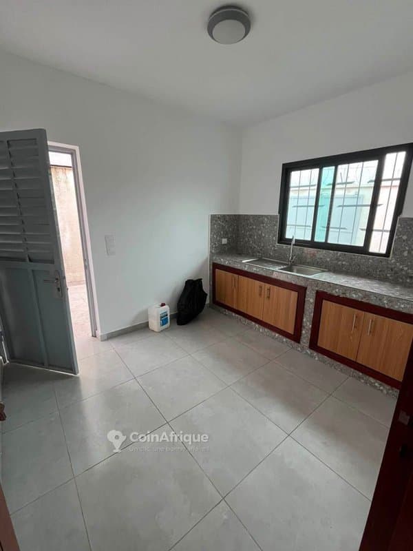 Location villa 4 piècesà Bingerville — photo 2