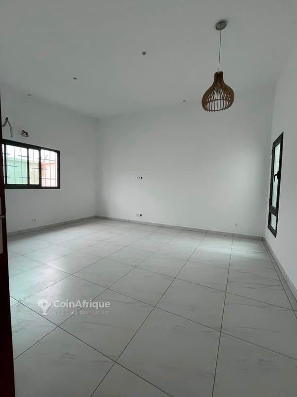 Location villa 4 piècesà Bingerville — photo 4