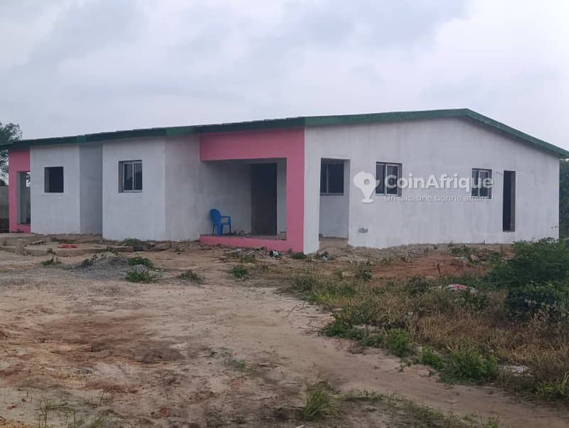 Vente villa basse de 4 pièces à bingerville derrière mère et enfant — photo 4