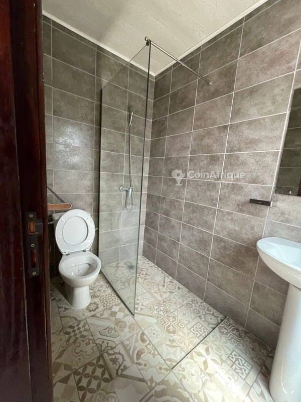 Location appartement 4 pièces à Cocody rivera triangle non loin de la clinique saint viateur a 5min des écoles française et américaine au 2ème étage avec ascenseur — photo 3