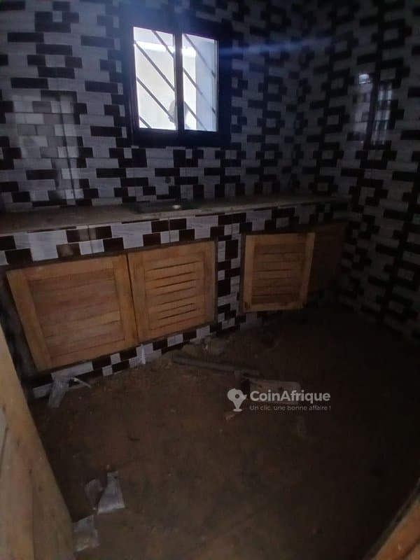 Location appartement 2 pièces à cocody angré nouveau chu au 3eme étage avec balcon deux douches visite 5000f — photo 2
