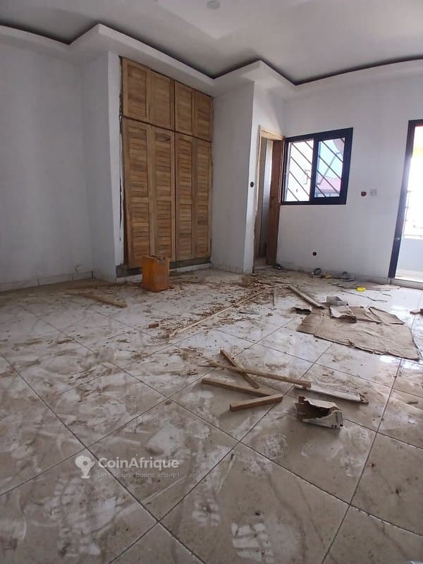Location appartement 2 pièces à cocody angré nouveau chu au 3eme étage avec balcon deux douches visite 5000f — photo 3