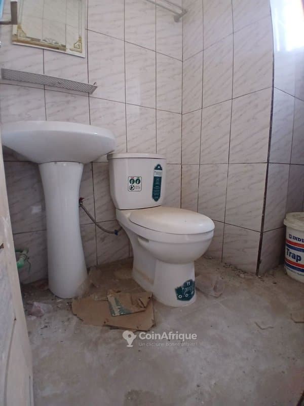 Location appartement 2 pièces à cocody angré nouveau chu au 3eme étage avec balcon deux douches visite 5000f — photo 4