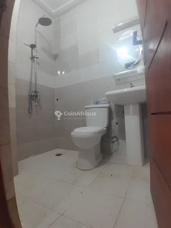 Location appartements 3pièces bon standing au rez-de-chaussée & 4éme étages à Cocody Angré djorogobité 1 — photo 4