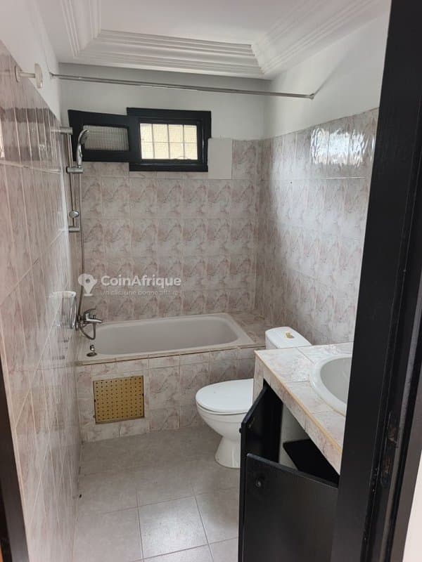 Location villa 5 pièces 2 Plateaux Vallon cité Lemania — photo 2