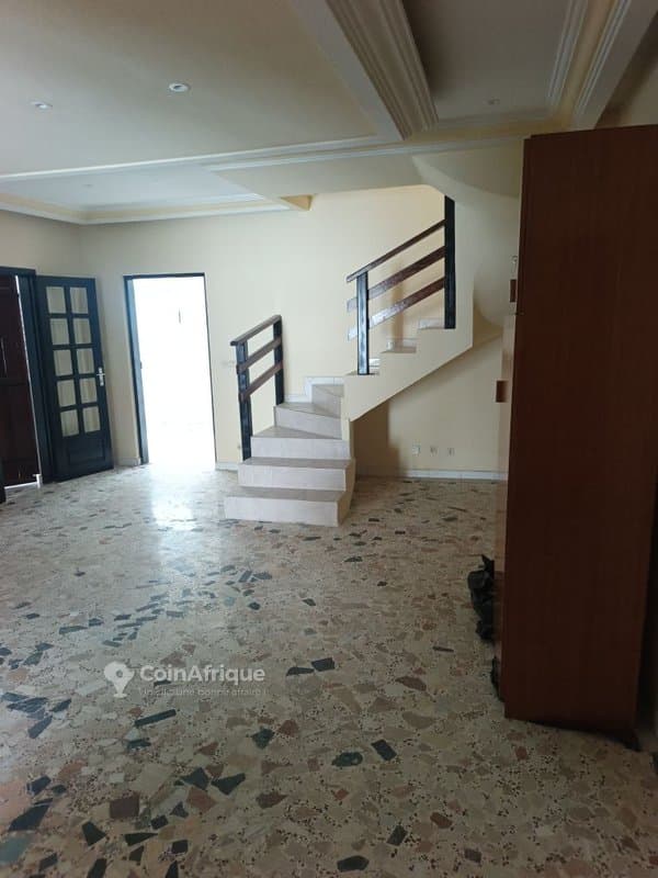 Location villa 5 pièces 2 Plateaux Vallon cité Lemania — photo 4