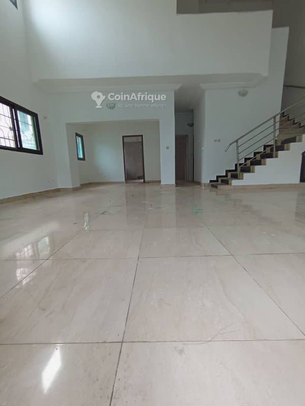 Location villa basse à Bingerville feh késsé dans une cité — photo 2