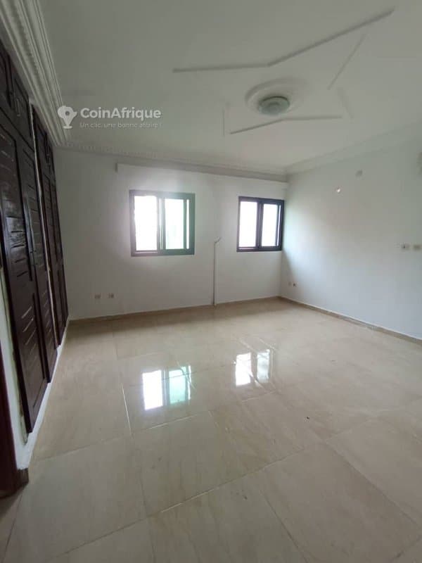 Location villa basse à Bingerville feh késsé dans une cité — photo 5