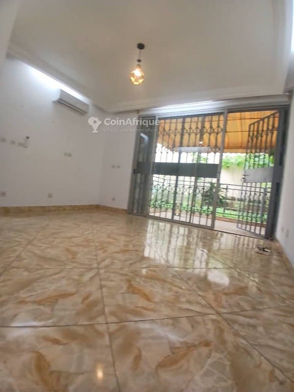 Location appartement 3 pièces avec piscine à Cocody-canébière — photo 2
