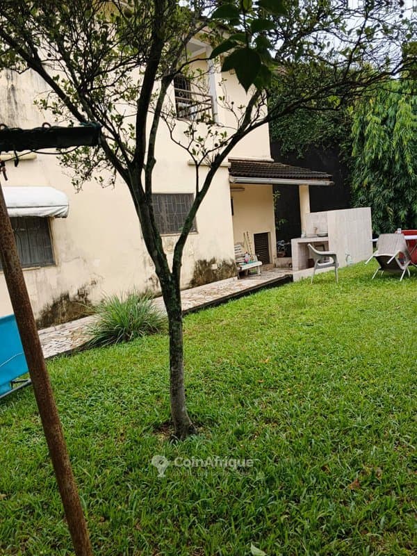Vente villa duplex de 5 pièces dans la cite synacassi-1à proximité des écoles françaises et américaines et non loin du 3e pont d'abidjan.
