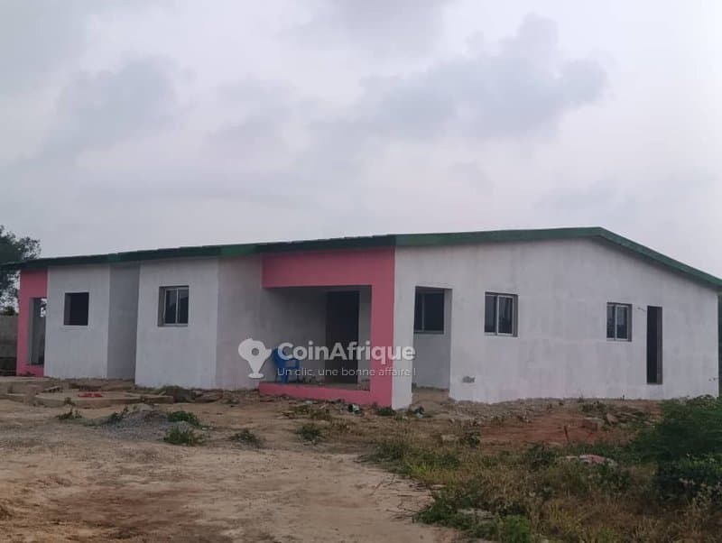 Vente villa basse de 4 pièces à bingerville derrière mère et enfant à adjin — photo 3