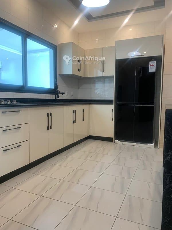 Vente villa duplex de 6 pièces à cocody angre nouveau chu non loin de la cité gestoci et de la voie y4 — photo 2