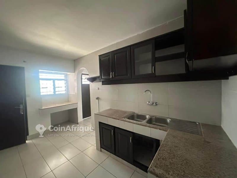 Location villa basse de 5 pièces à cocody rivera 3 dans une zone résidentielle — photo 4
