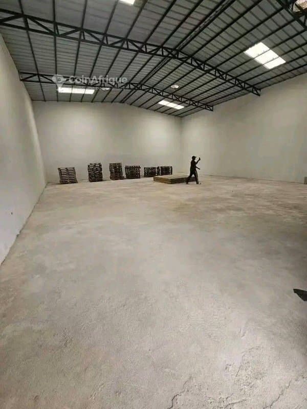 Location entrepôt avec mezzanine et des bureaux a faya — photo 2