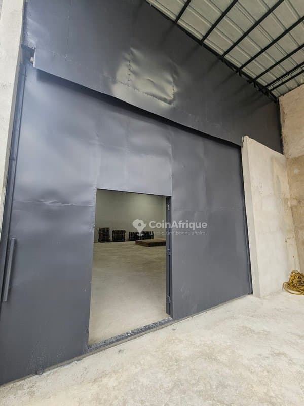 Location entrepôt avec mezzanine et des bureaux a faya — photo 4